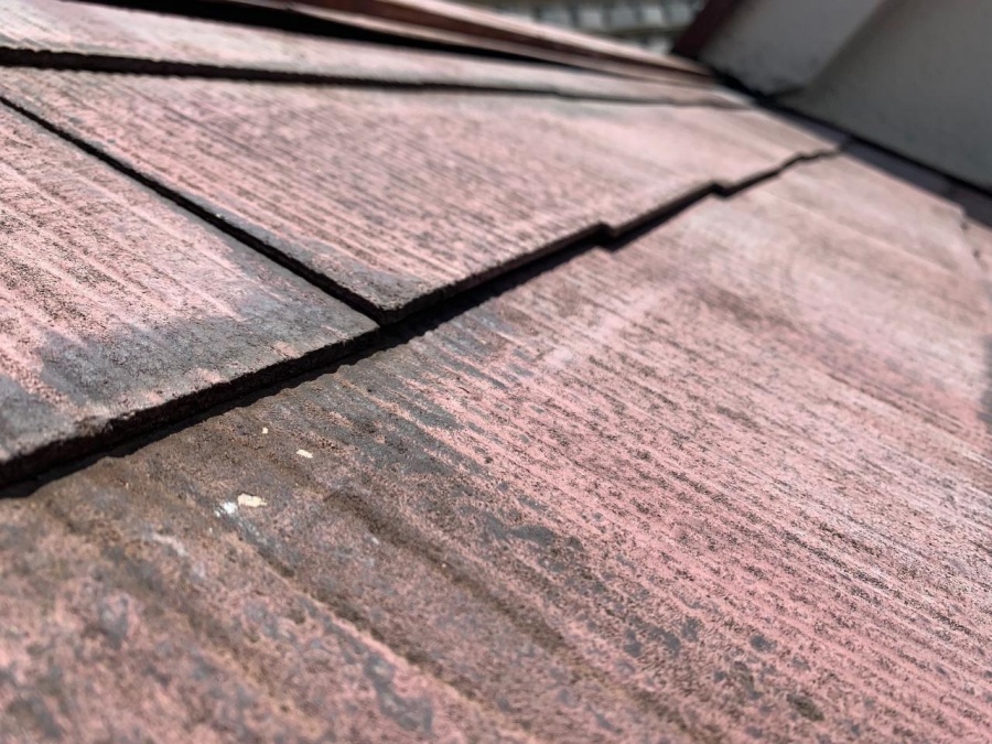 スレート屋根が浮き上がっている様子