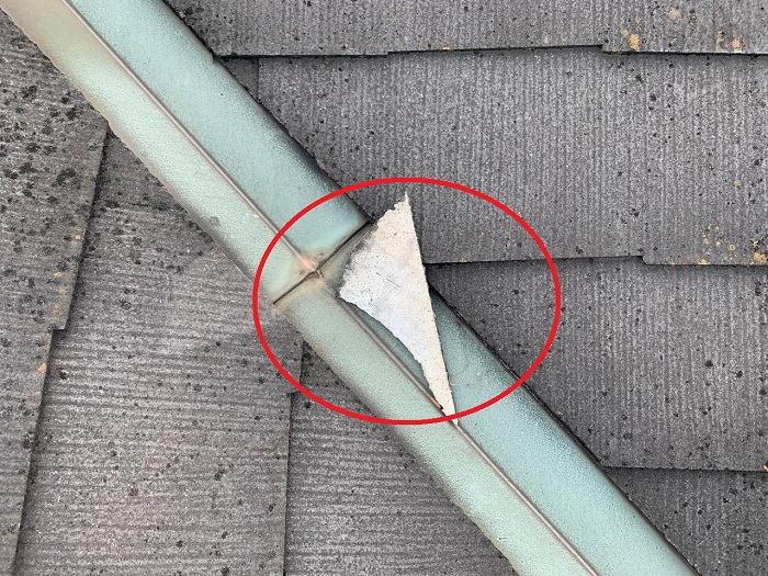 スレート屋根が飛散している様子