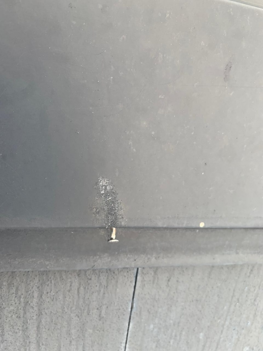 棟板金の釘が浮き上がっている様子