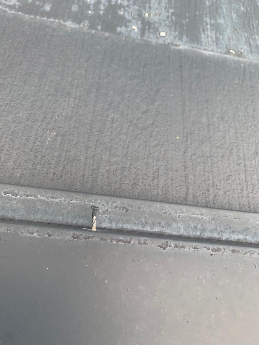 釘が浮いている棟板金の様子