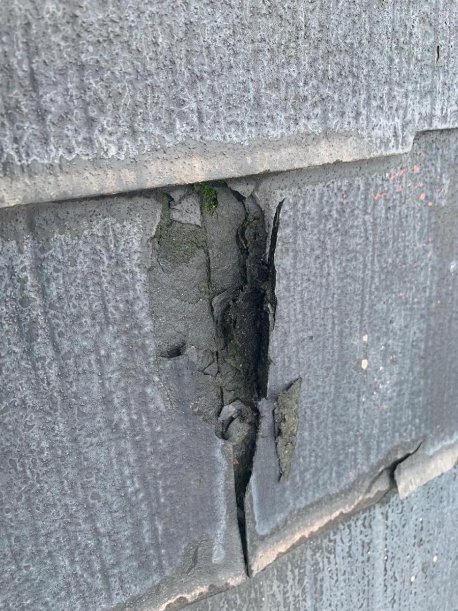 剥離しているスレート屋根の様子