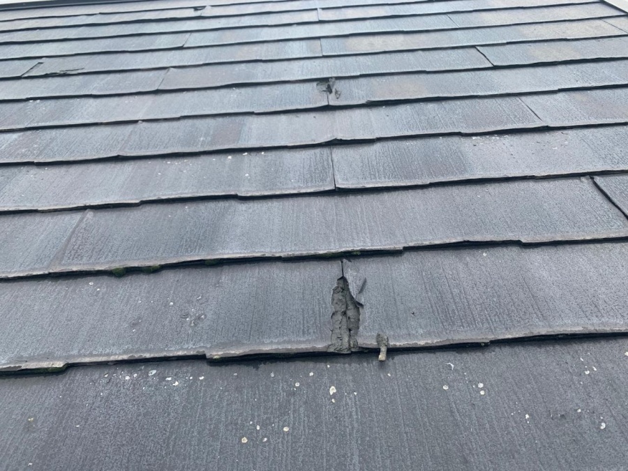 劣化したスレート屋根の様子