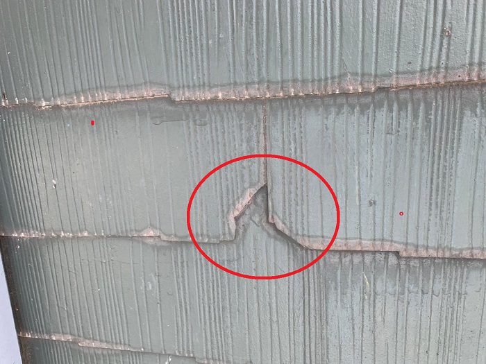 割れたスレート屋根