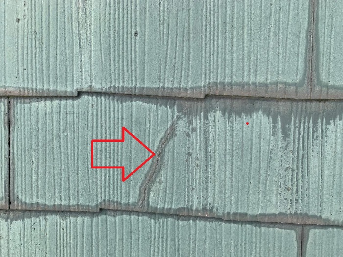 スレート屋根にひび割れが発生している様子
