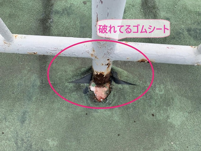 神戸市西区の陸屋根の改修工事で既存のゴムシートが破れてる様子