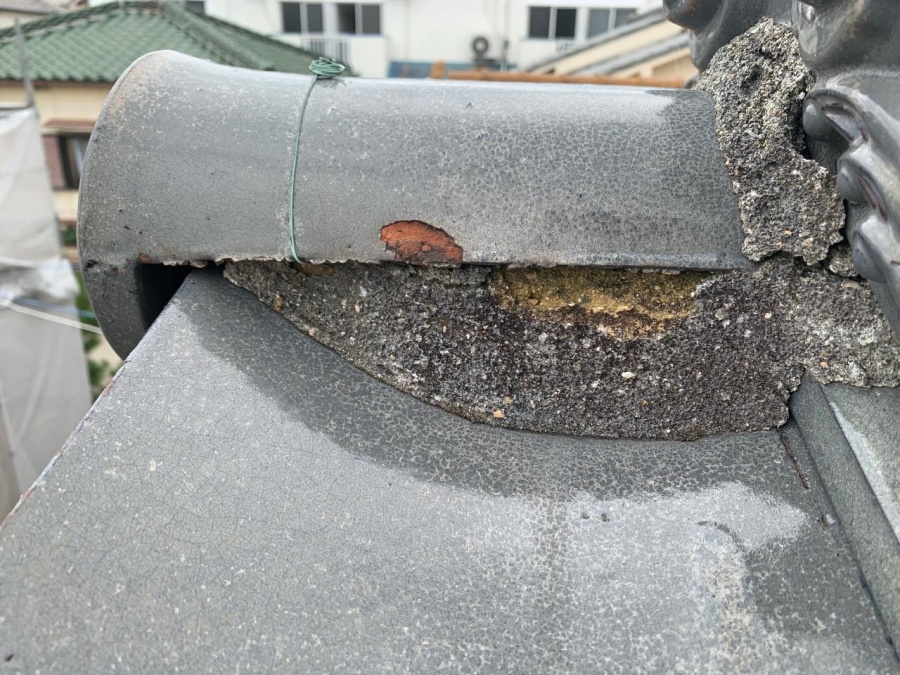 漆喰が黒ずんでいる様子