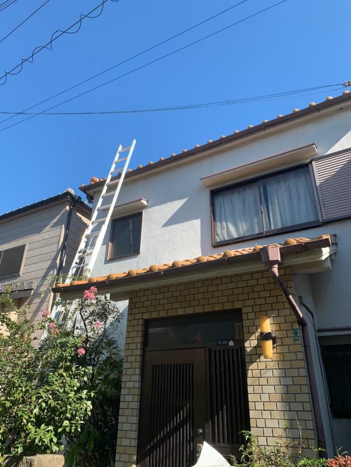 梯子を屋根にかけている様子