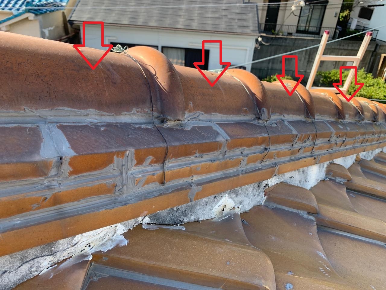 加古川市で間違った補修をしている瓦屋根の様子