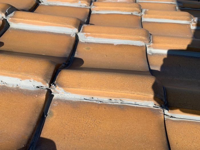 地瓦にコーキングを塗っている様子