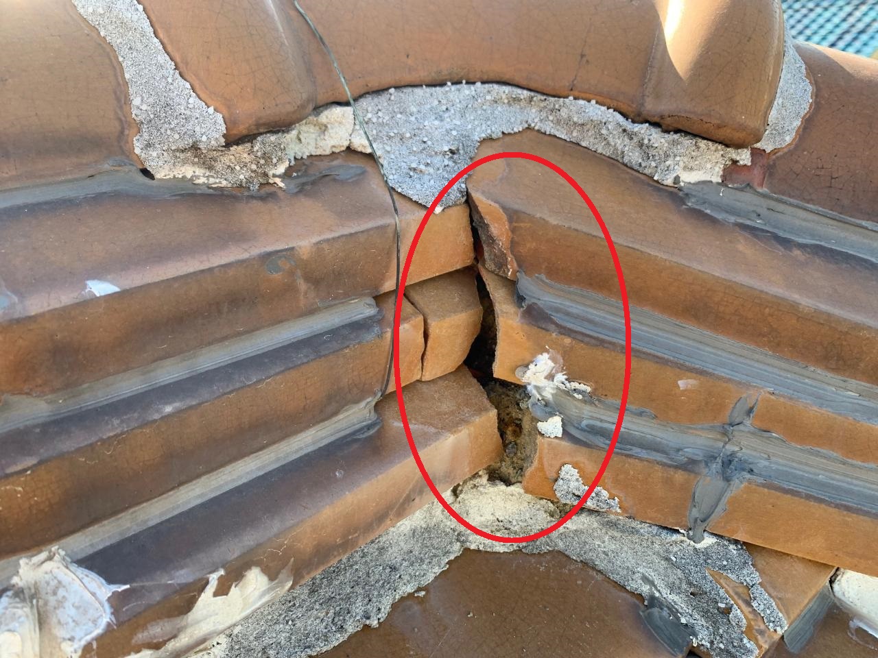 補修済の瓦屋根から室内に雨漏りしている原因のすき間