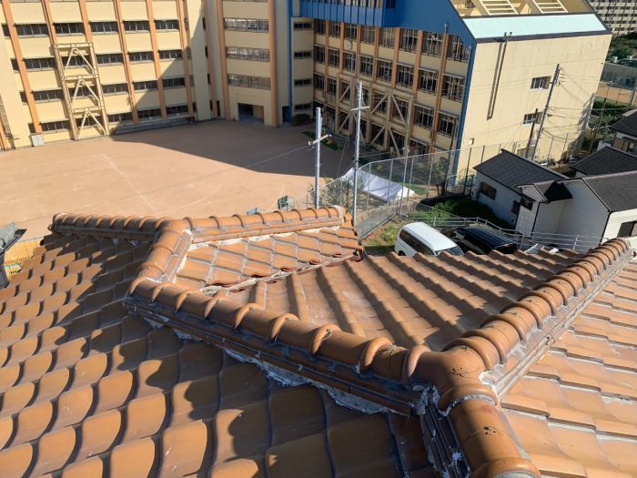 雨漏れしている瓦屋根の様子