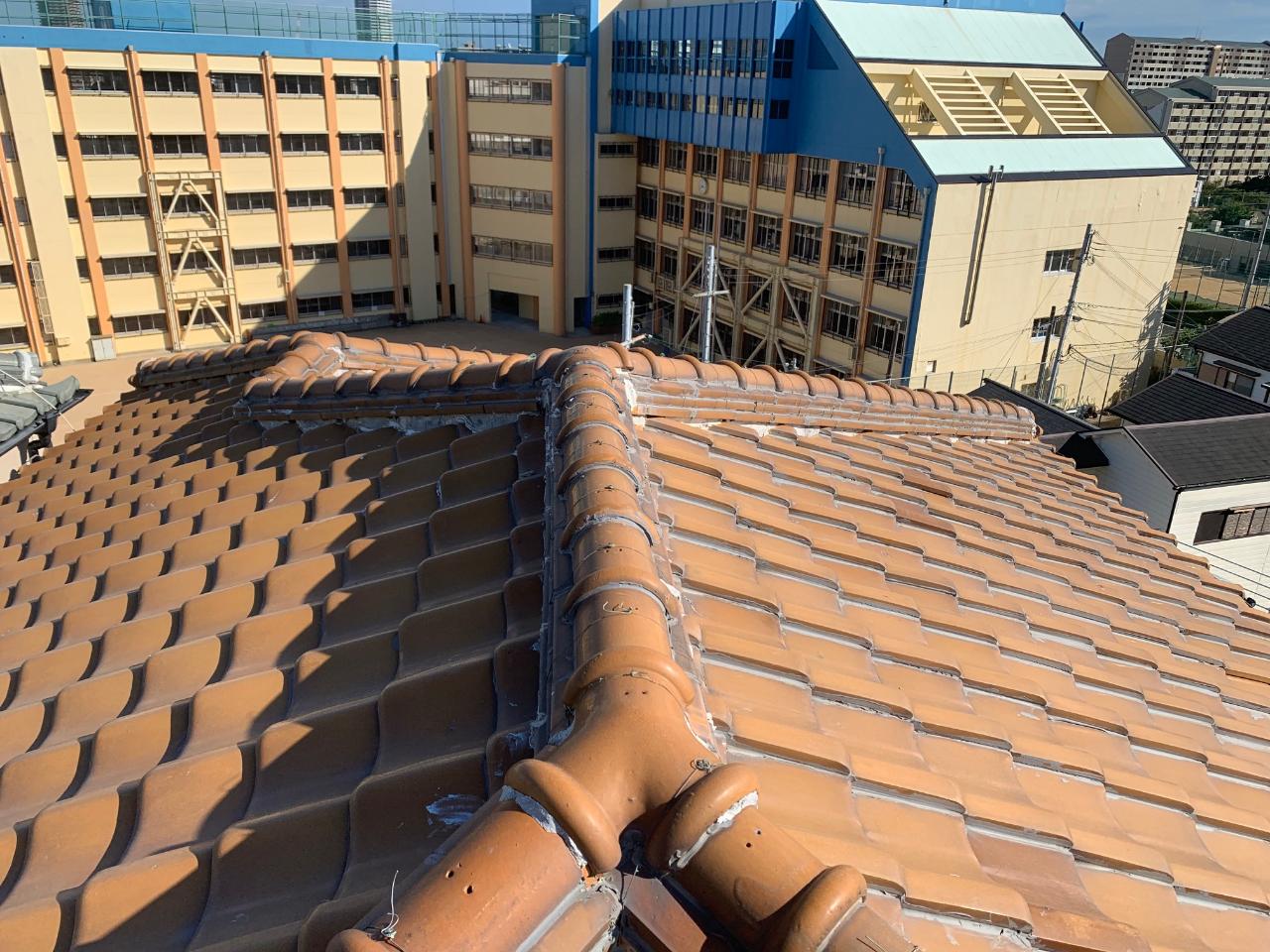 漏れている瓦屋根の様子