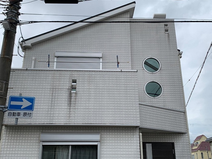 外壁に発生している黒カビ