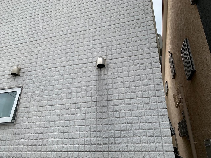 換気口が原因で汚れている外壁