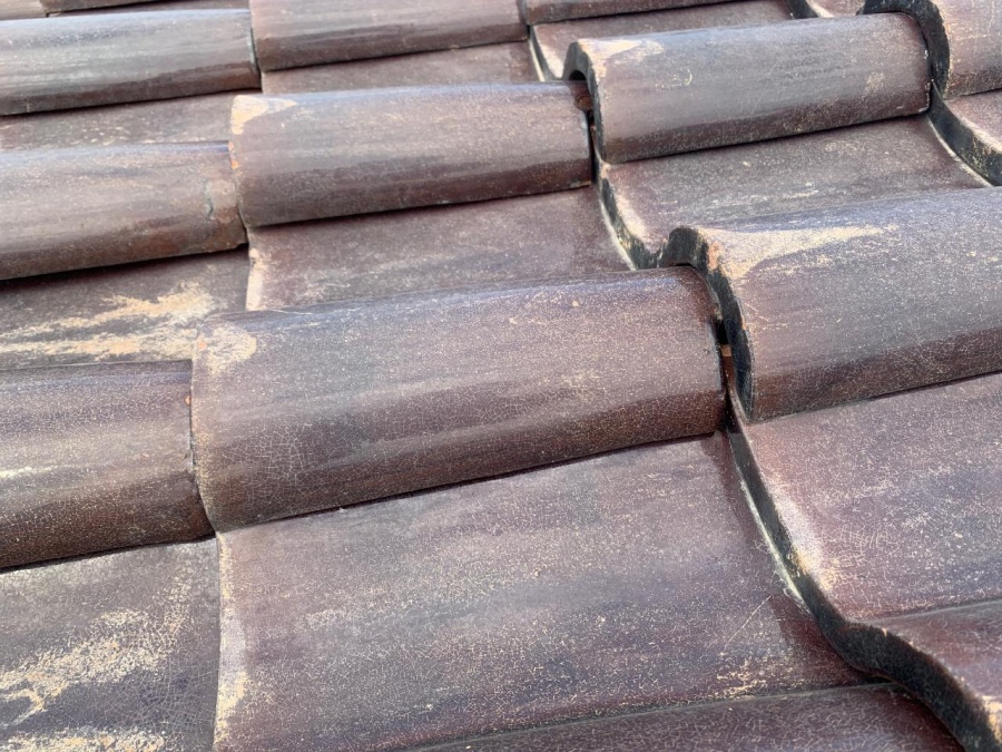 瓦屋根がズレてきている様子