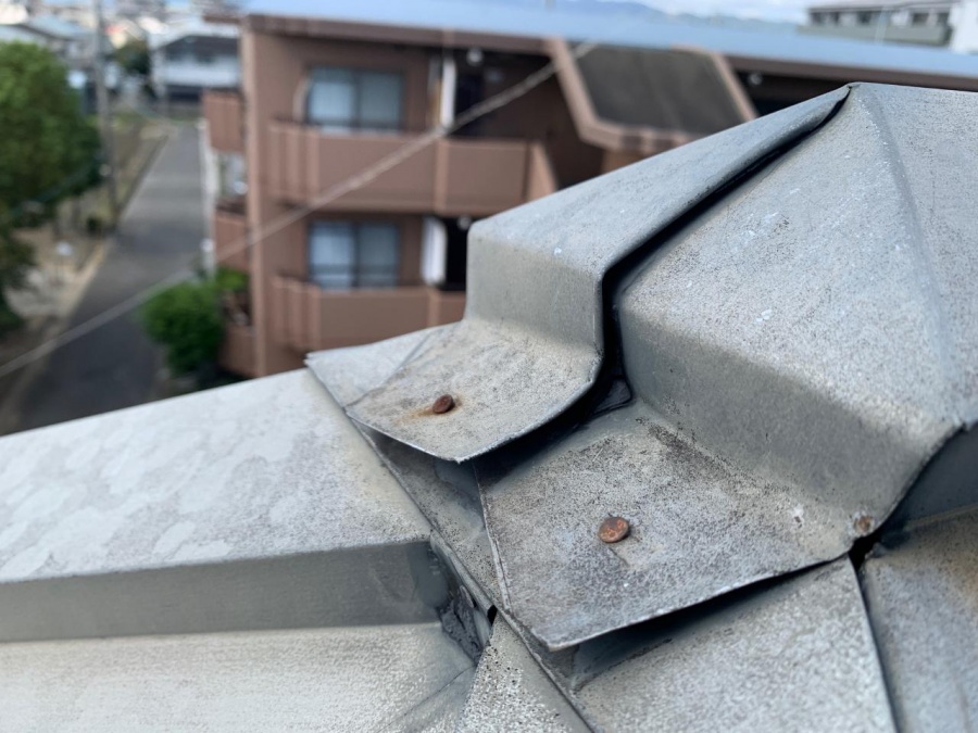 屋根カバー工事前のスレート屋根の様子