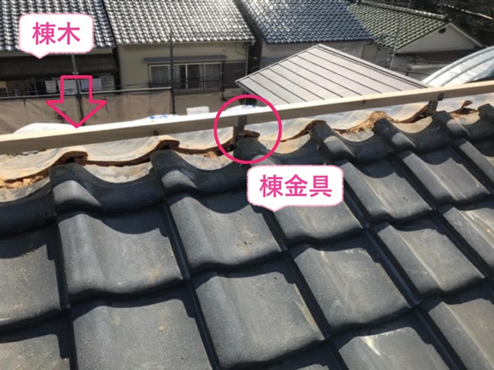 兵庫区で棟瓦の交換を行う屋根に棟金具をビスで固定し棟木を取り付けている様子