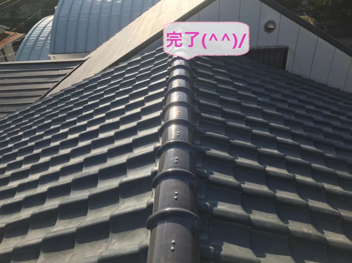 兵庫区で地震対策のための棟瓦の交換が完了した現場の様子