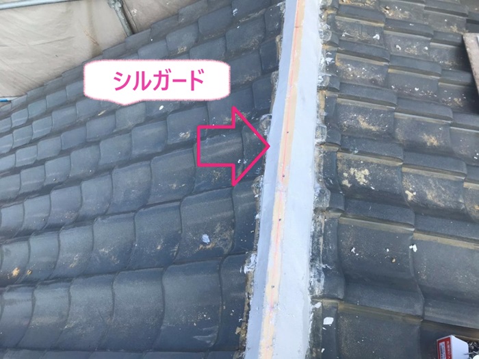 兵庫区の棟瓦の交換を行う屋根でシルガードを使って棟木の隙間を埋めている様子