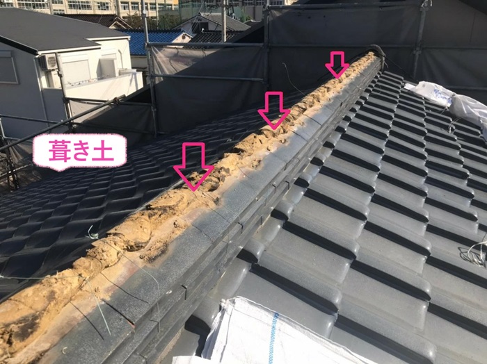 兵庫区で棟瓦の交換を行う屋根の既存の棟瓦を撤去した様子