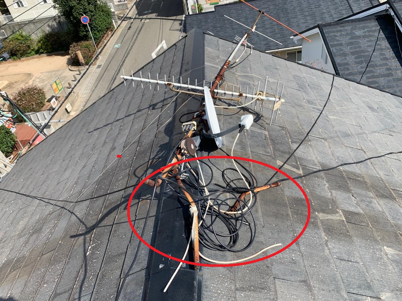 神戸市で台風の影響により屋根上のアンテナの足が折れて倒れている様子