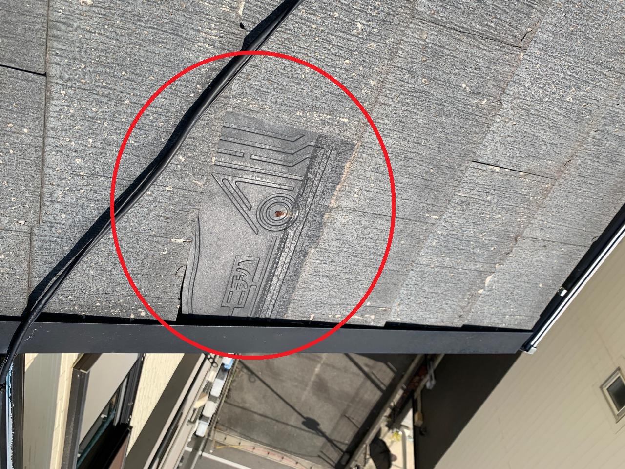 神戸市で台風によりスレート屋根が飛ばされている様子