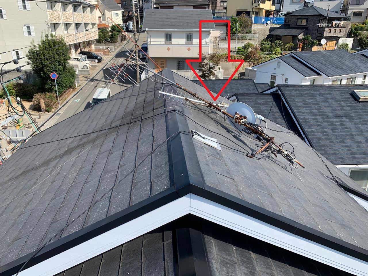 台風により屋根上のアンテナが倒壊している様子