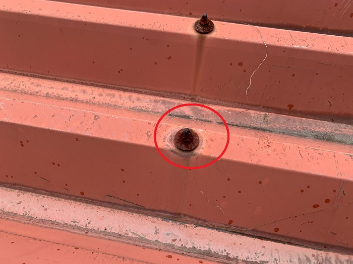 折半屋根を固定するボルトが錆びている様子