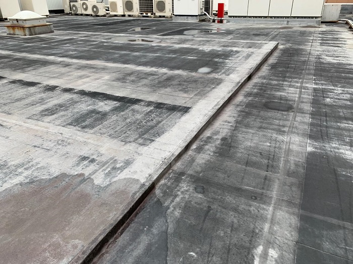 神戸市西区で雨漏りしている商業施設の屋上