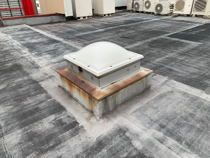 商業施設の屋上から雨漏りしている防水の様子