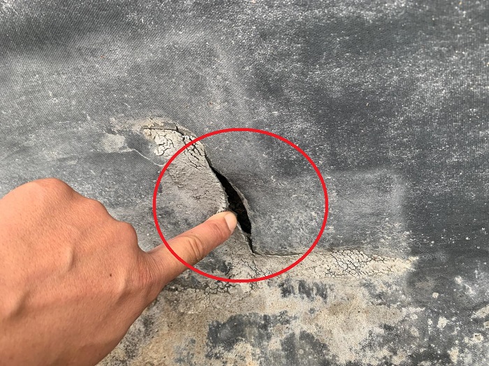 商業施設屋上のシート防水が破れている様子