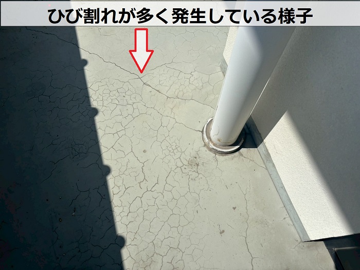ひび割れが多く発生している様子