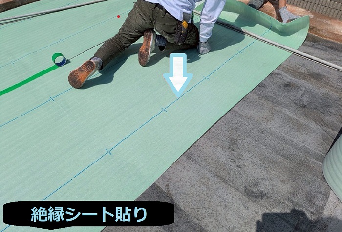 神戸市灘区で面積65㎡鉄骨造塩ビシート防水工事を行う現場で絶縁シート貼り