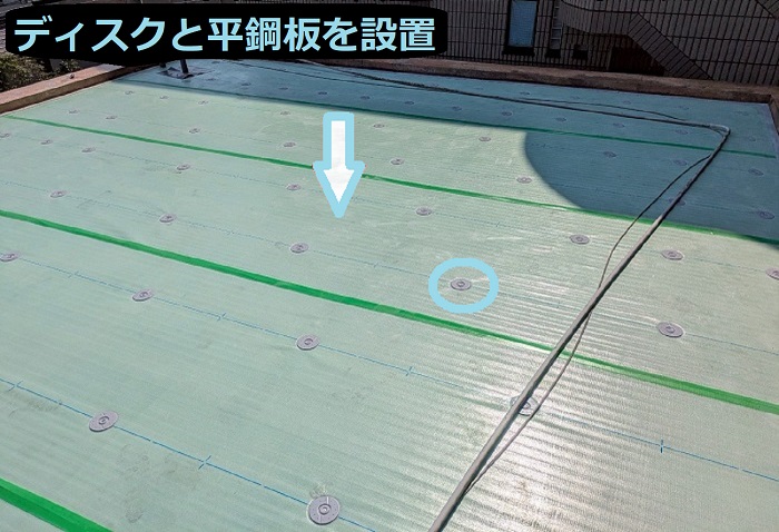 神戸市灘区で面積65㎡鉄骨造塩ビシート防水工事を行う現場でディスクと平鋼板貼り