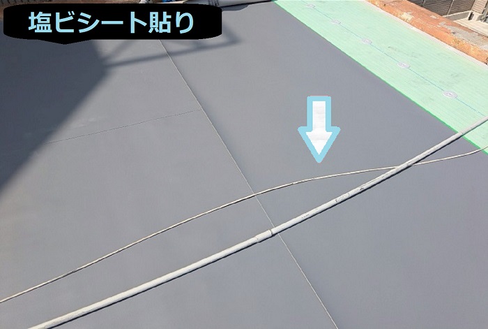 神戸市灘区で面積65㎡鉄骨造塩ビシート防水工事を行う現場で塩ビシート貼り