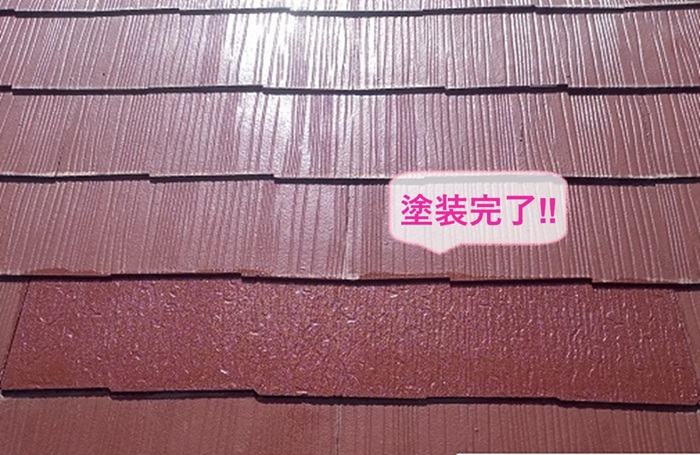 塗装済みスレート屋根の部分補修で屋根材を交換した部分に塗装している様子