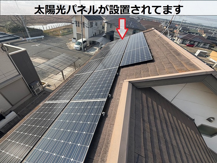 カラーベスト屋根に設置された太陽光パネル