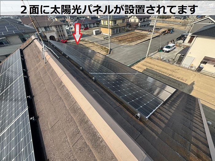 ２面に設置された太陽光パネル