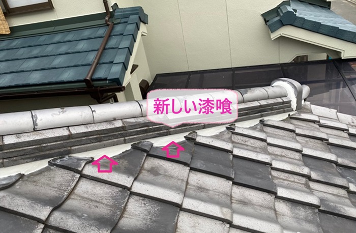 棟瓦の部分補修で新しい漆喰を打設している様子