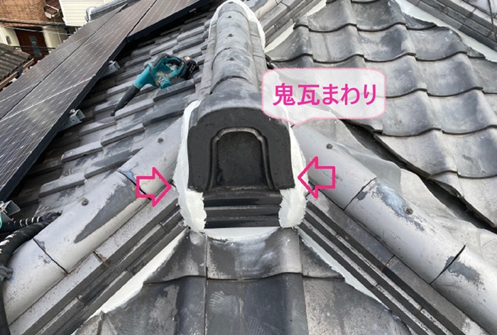 棟瓦の部分補修で鬼瓦まわりも漆喰を打ち替えてる様子
