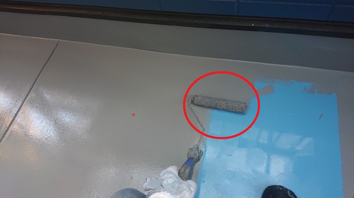 ベランダのメンテナンスでトップコートを塗っている様子