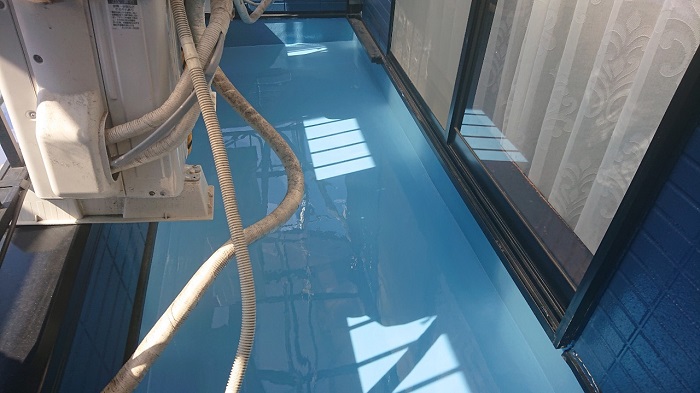 ベランダのメンテナンスでウレタン中塗りの様子