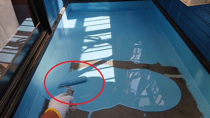 ウレタンを中塗りする様子