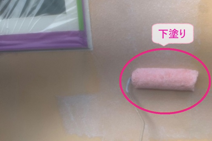 神戸市垂水区の外装リフォームで外壁に下塗りをしている様子