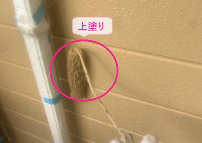 神戸市垂水区の外装リフォームで上塗りをしている様子