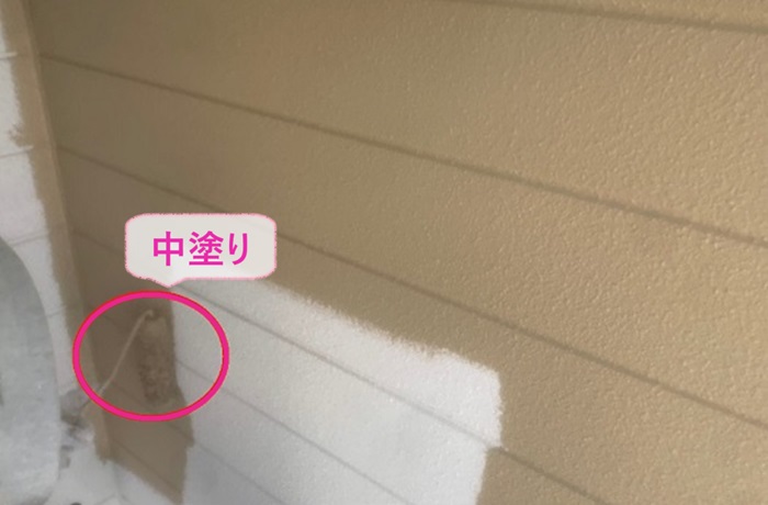 神戸市垂水区の外装リフォームで中塗りをしている様子