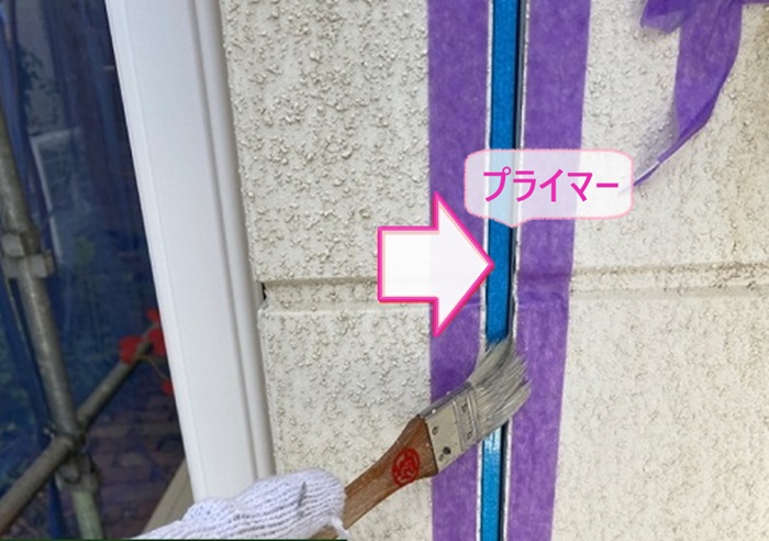 神戸市垂水区の外壁リフォームでシーリング目地にプライマーを塗っている様子