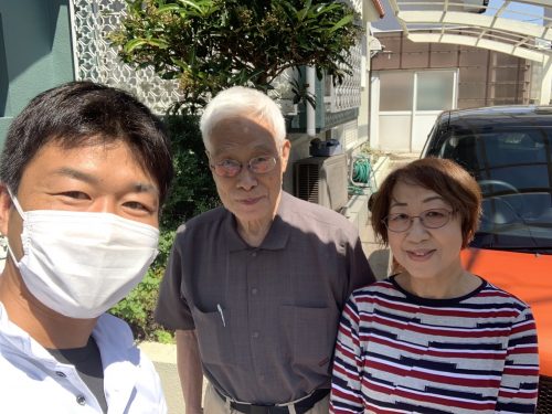 お客様御夫婦と職人の写真