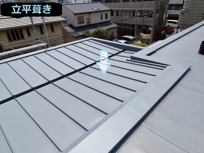 神戸市灘区で面積20平米のパラペット囲い金属屋根の葺き替え工事を行う現場で立平葺き