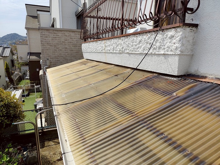 神戸市西区でタキロンポリカ波板を用いてテラス屋根の波板貼り替えを行う前の様子